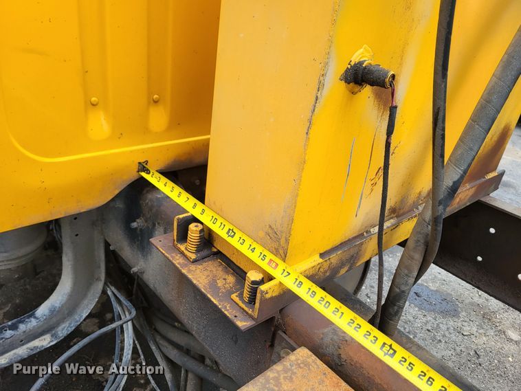 image for item LR9125 2001 International 4900  truck cab and chassis