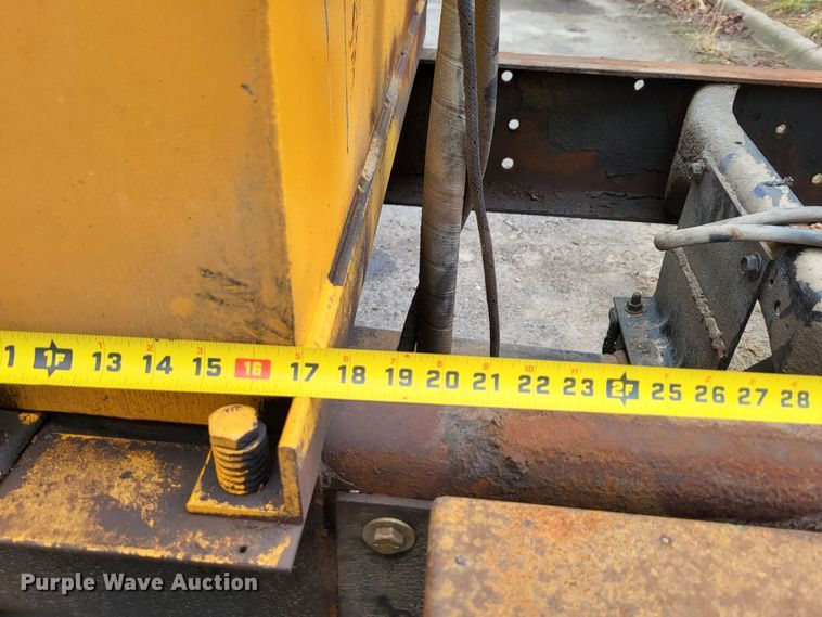 image for item LR9125 2001 International 4900  truck cab and chassis