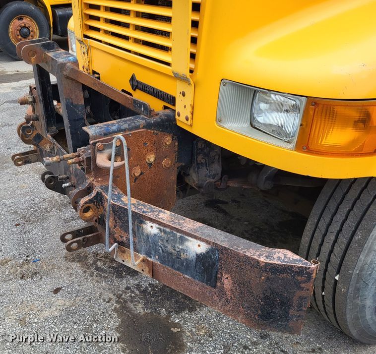 image for item LR9125 2001 International 4900  truck cab and chassis