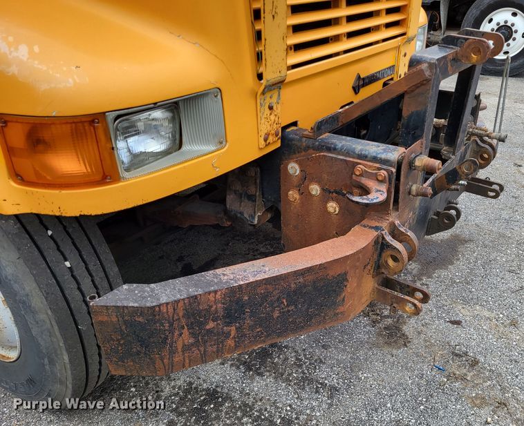 image for item LR9125 2001 International 4900  truck cab and chassis