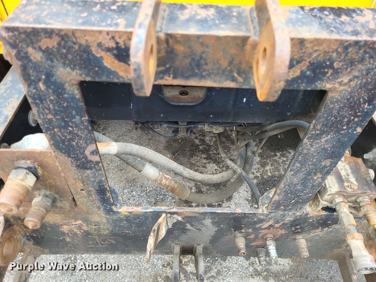 image for item LR9125 2001 International 4900  truck cab and chassis