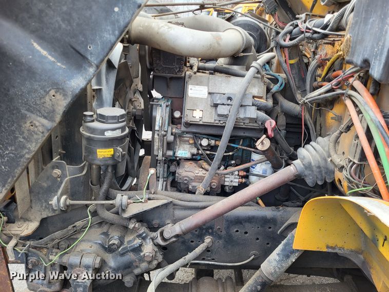 image for item LR9125 2001 International 4900  truck cab and chassis