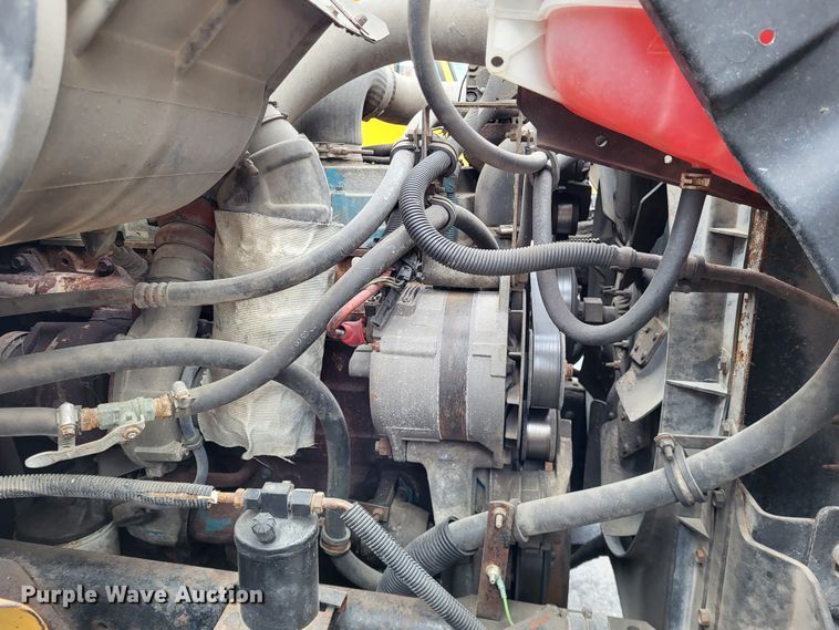 image for item LR9125 2001 International 4900  truck cab and chassis