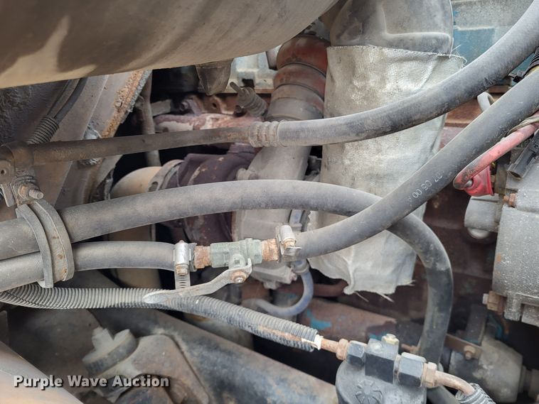 image for item LR9125 2001 International 4900  truck cab and chassis