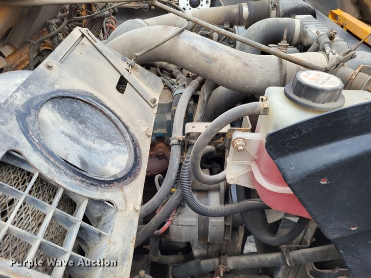 image for item LR9125 2001 International 4900  truck cab and chassis