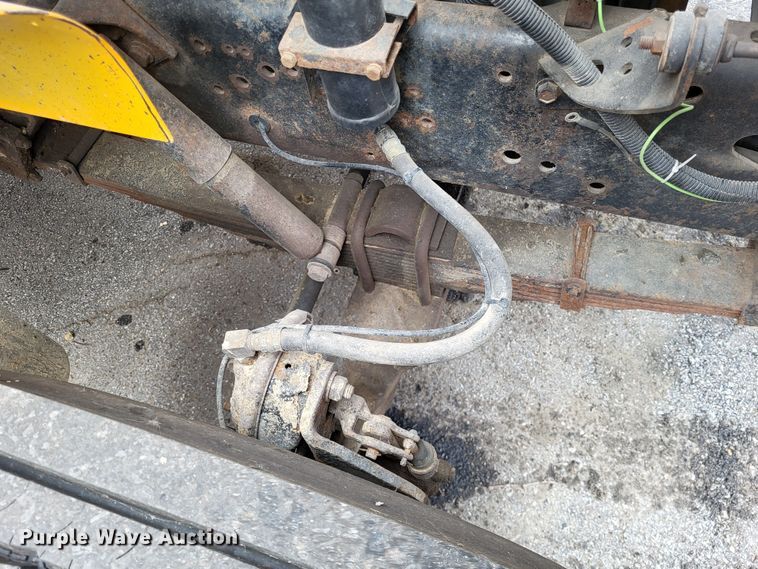 image for item LR9125 2001 International 4900  truck cab and chassis