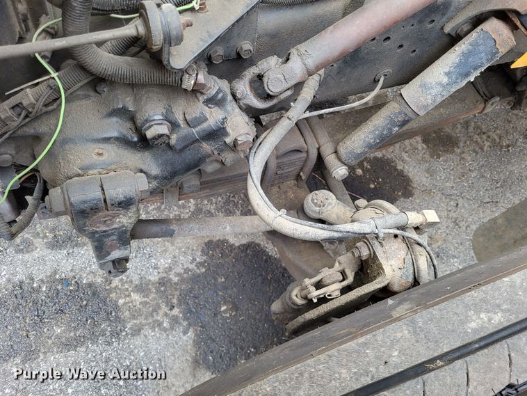 image for item LR9125 2001 International 4900  truck cab and chassis