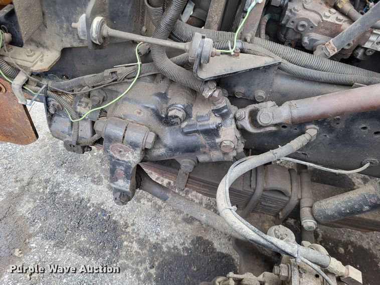 image for item LR9125 2001 International 4900  truck cab and chassis