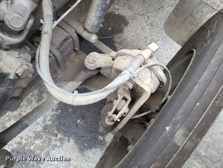 image for item LR9125 2001 International 4900  truck cab and chassis