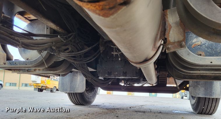 image for item LR9125 2001 International 4900  truck cab and chassis