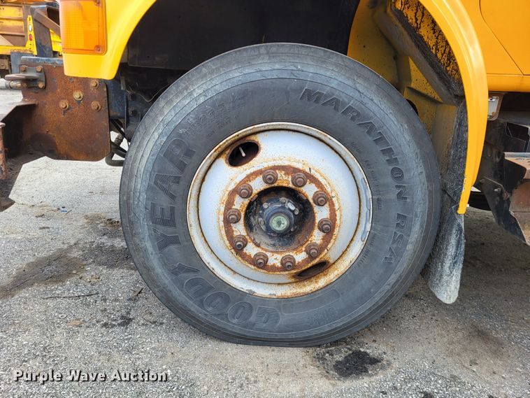 image for item LR9125 2001 International 4900  truck cab and chassis