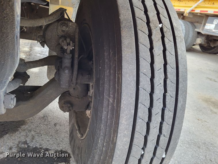 image for item LR9125 2001 International 4900  truck cab and chassis