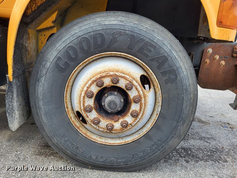 image for item LR9125 2001 International 4900  truck cab and chassis