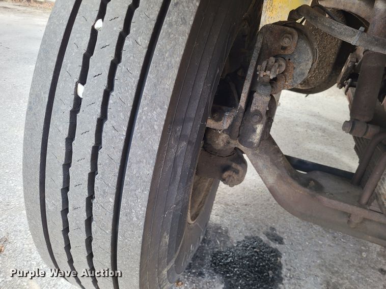 image for item LR9125 2001 International 4900  truck cab and chassis