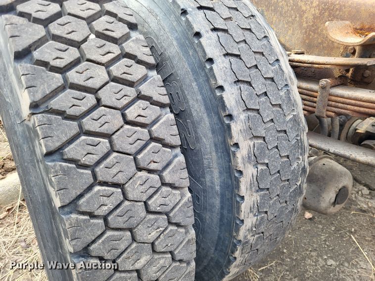 image for item LR9125 2001 International 4900  truck cab and chassis