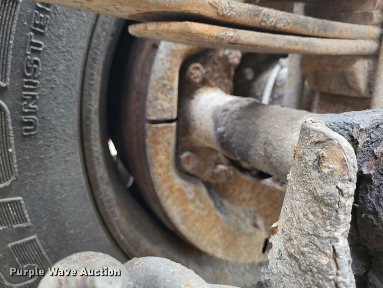 image for item LR9125 2001 International 4900  truck cab and chassis