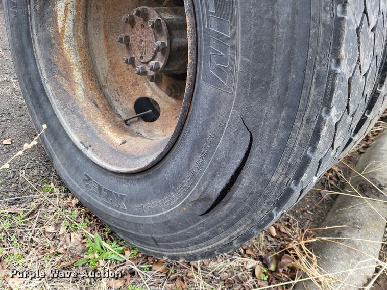 image for item LR9125 2001 International 4900  truck cab and chassis