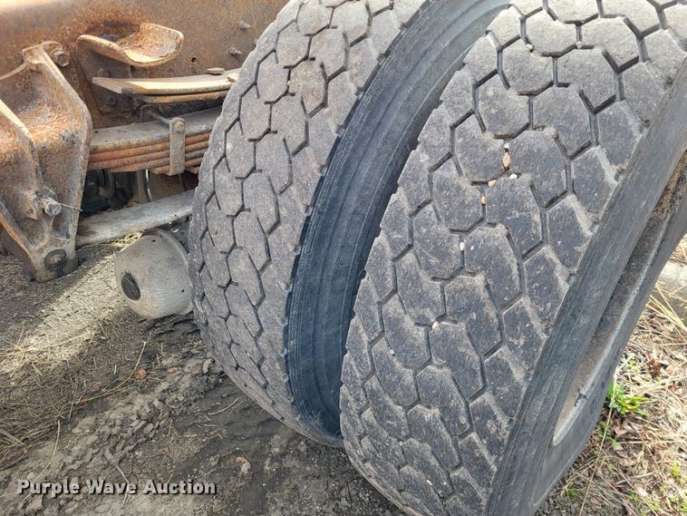 image for item LR9125 2001 International 4900  truck cab and chassis