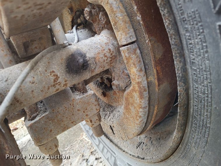 image for item LR9125 2001 International 4900  truck cab and chassis