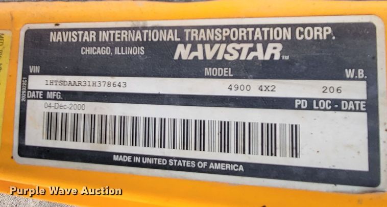 image for item LR9125 2001 International 4900  truck cab and chassis