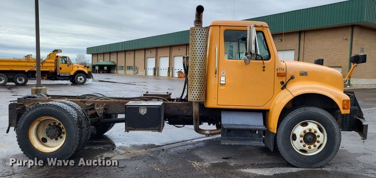 image for item LR9129 2002 International 4900  truck cab and chassis