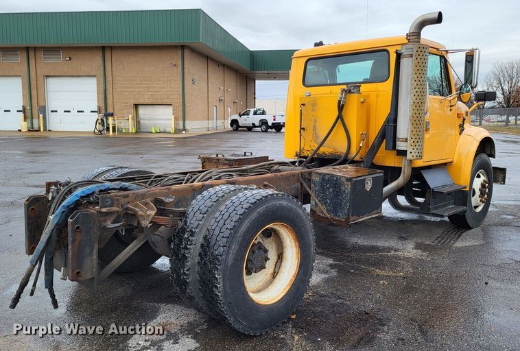 image for item LR9129 2002 International 4900  truck cab and chassis