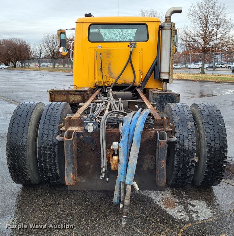 image for item LR9129 2002 International 4900  truck cab and chassis