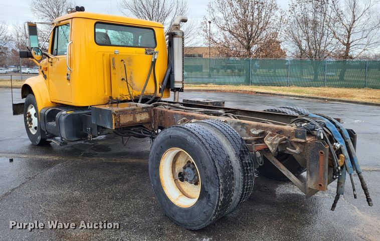 image for item LR9129 2002 International 4900  truck cab and chassis