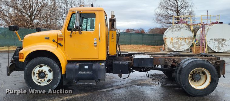 image for item LR9129 2002 International 4900  truck cab and chassis