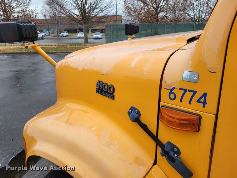 image for item LR9129 2002 International 4900  truck cab and chassis