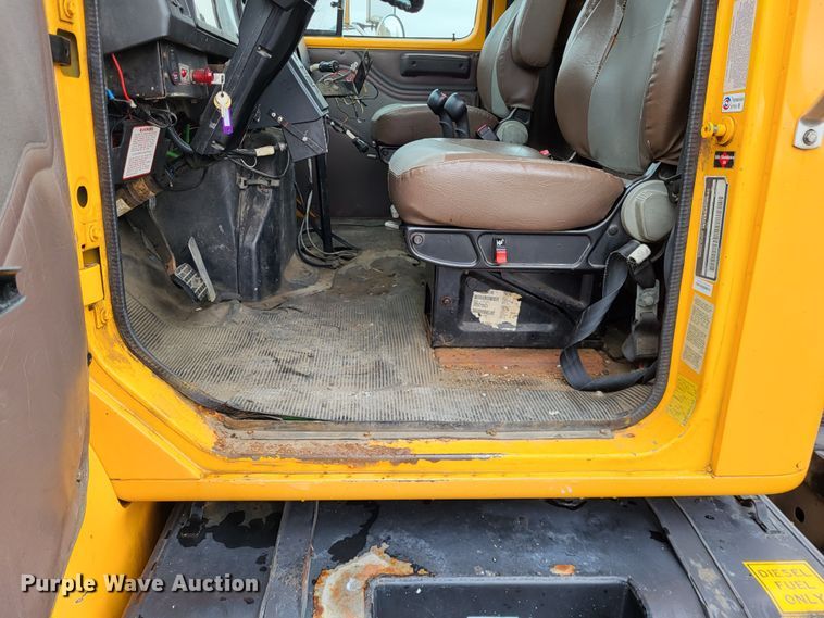 image for item LR9129 2002 International 4900  truck cab and chassis