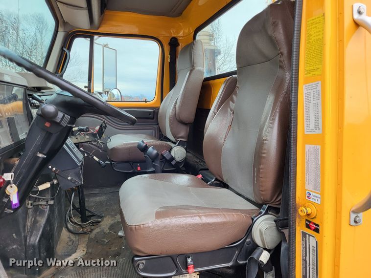 image for item LR9129 2002 International 4900  truck cab and chassis