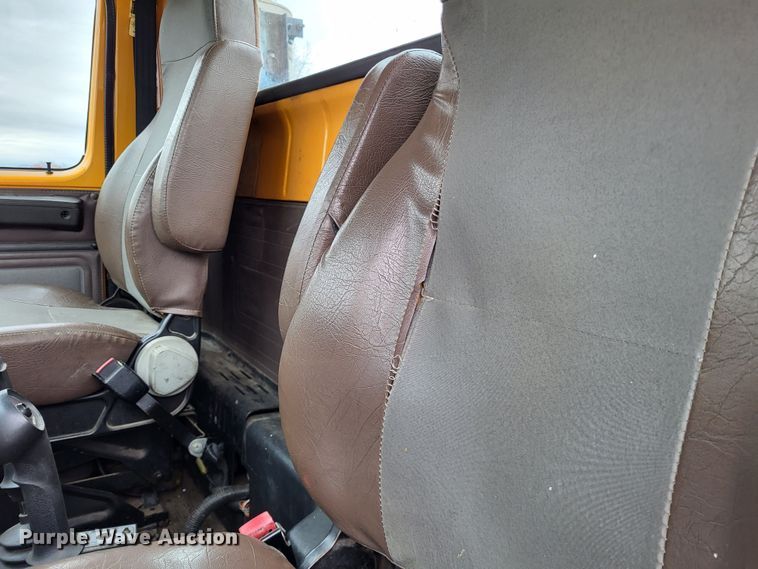 image for item LR9129 2002 International 4900  truck cab and chassis