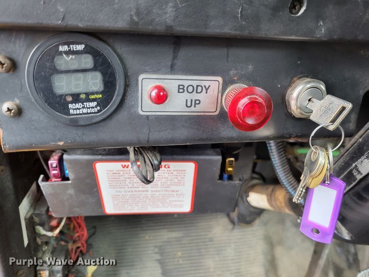 image for item LR9129 2002 International 4900  truck cab and chassis