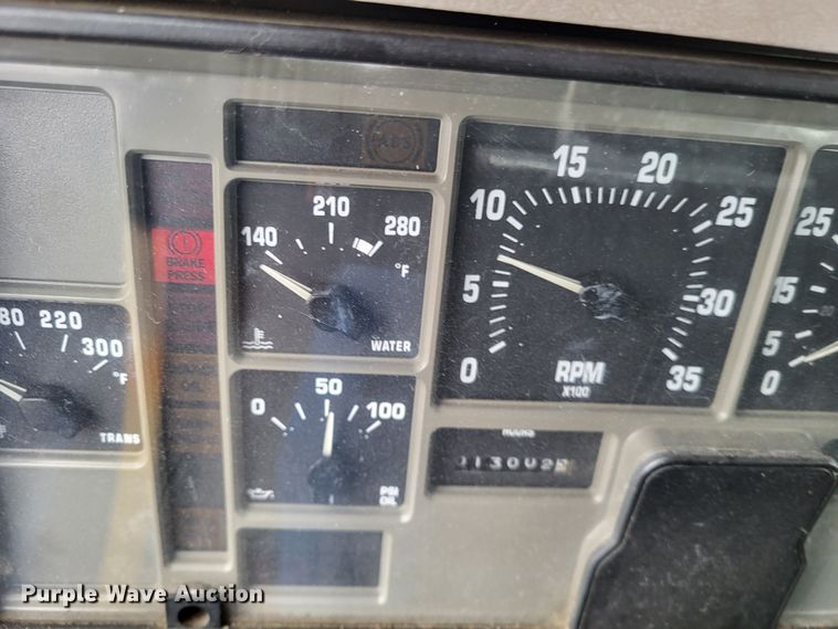 image for item LR9129 2002 International 4900  truck cab and chassis