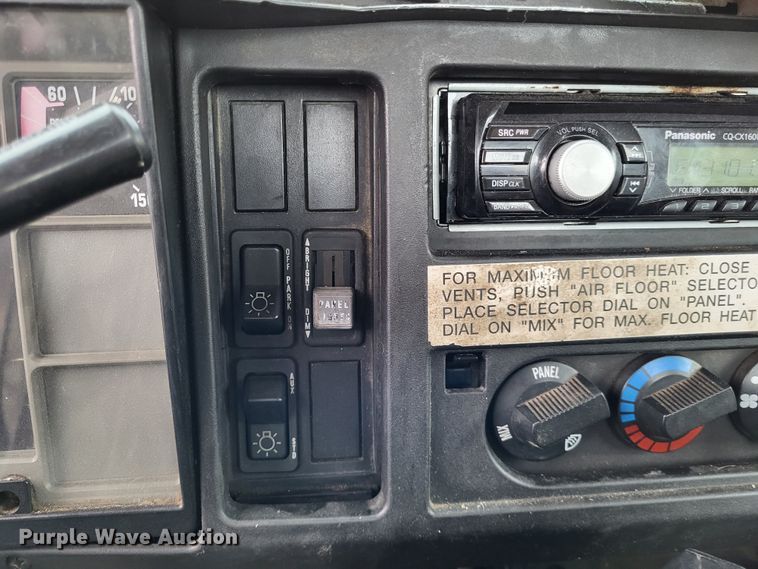 image for item LR9129 2002 International 4900  truck cab and chassis