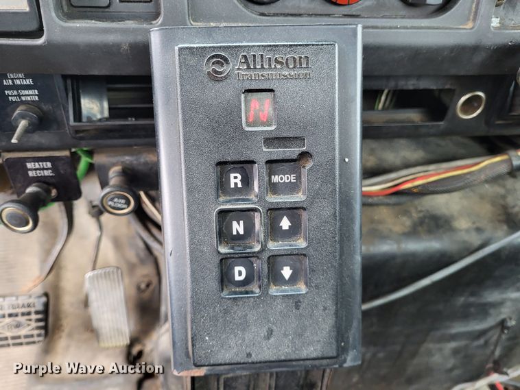 image for item LR9129 2002 International 4900  truck cab and chassis