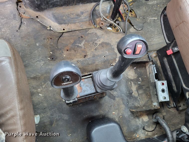 image for item LR9129 2002 International 4900  truck cab and chassis