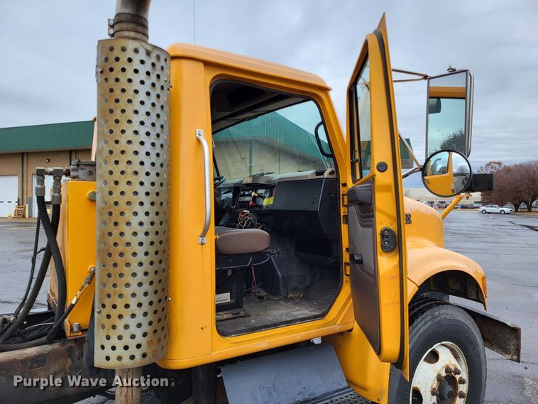 image for item LR9129 2002 International 4900  truck cab and chassis