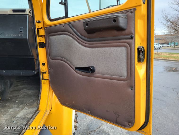 image for item LR9129 2002 International 4900  truck cab and chassis