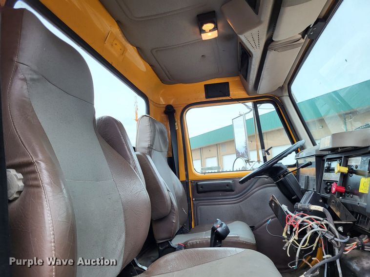 image for item LR9129 2002 International 4900  truck cab and chassis