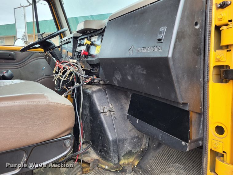 image for item LR9129 2002 International 4900  truck cab and chassis