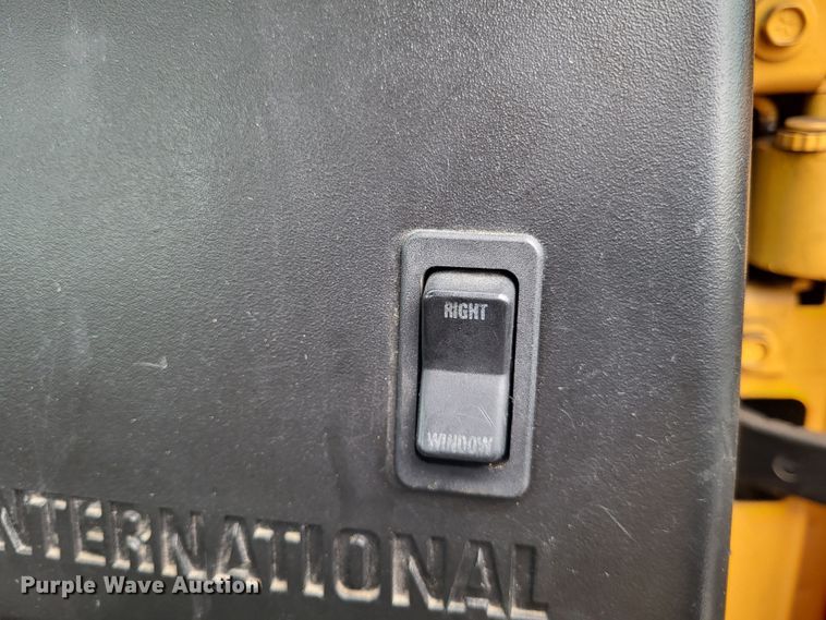 image for item LR9129 2002 International 4900  truck cab and chassis