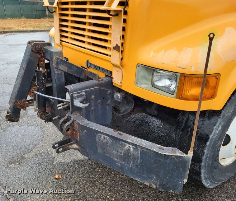 image for item LR9129 2002 International 4900  truck cab and chassis