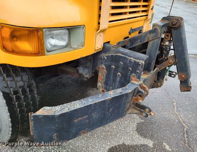 image for item LR9129 2002 International 4900  truck cab and chassis