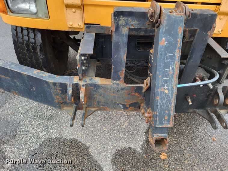 image for item LR9129 2002 International 4900  truck cab and chassis