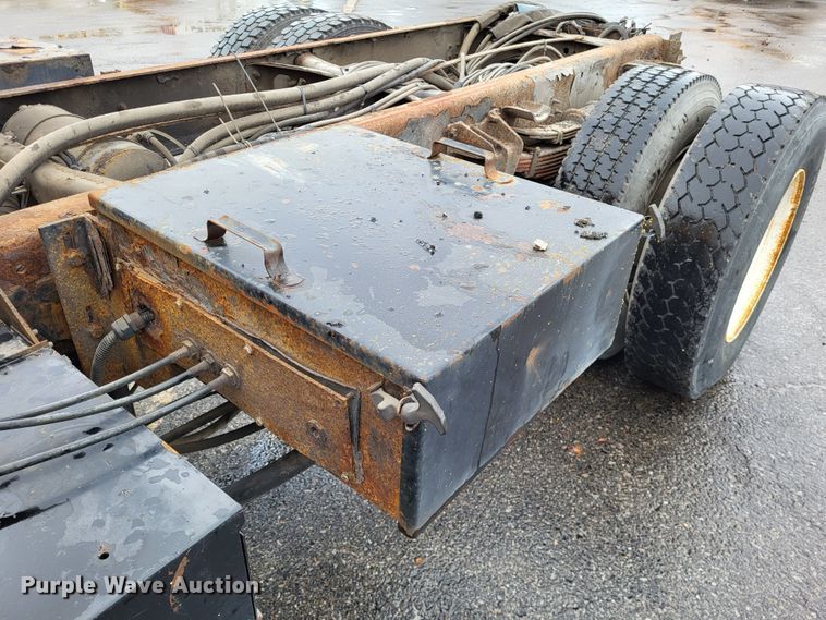 image for item LR9129 2002 International 4900  truck cab and chassis