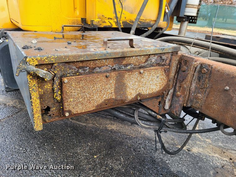 image for item LR9129 2002 International 4900  truck cab and chassis