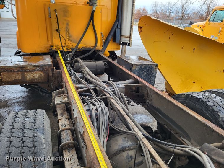 image for item LR9129 2002 International 4900  truck cab and chassis