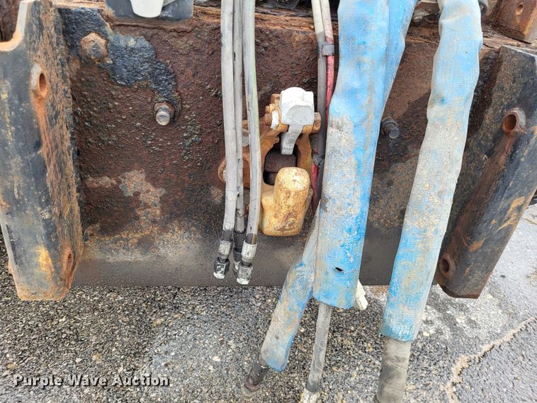 image for item LR9129 2002 International 4900  truck cab and chassis